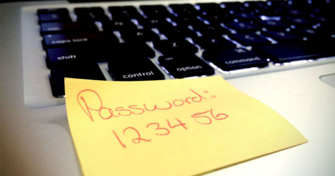 post it and macbook