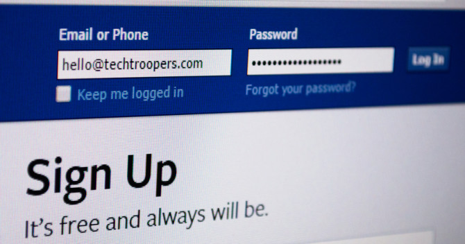 Inloggningsrutan för Facebook. Det står "Hello@techtroopers.com" i användarfältet. Lösenordsfältet är bara prickar.