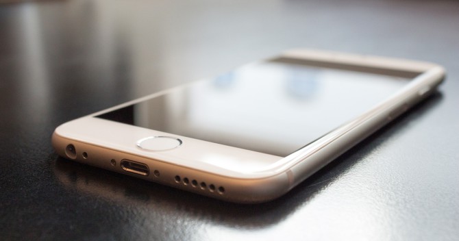 Närbild av en iPhone6 för att representera en bug i iOS som får telefonen att krascha