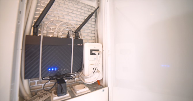 Trådlös router monterad i ett elskåp