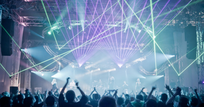En arkivbild av hur det kan se ut med dans och ljusshow framför stora scenen på Dreamhack. Bilden kan vara från 2015.