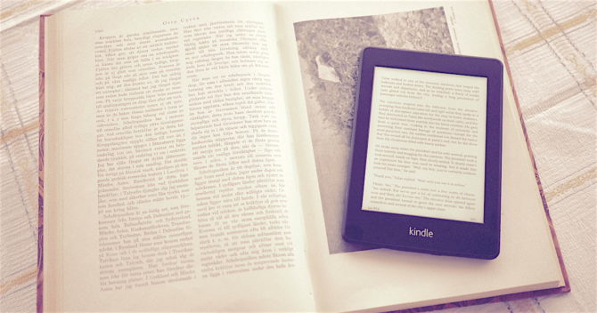 Kindle på en uppslagen bok.