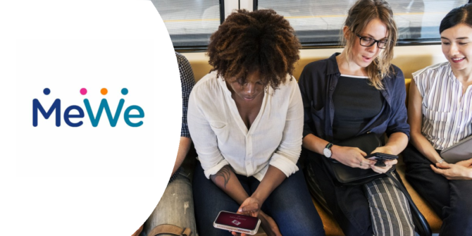 Tre kvinnor som tittar på sina mobiltelefoner, till vänster är det den sociala platformen MeWe's logga