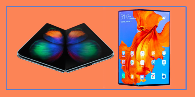 Röd bakgrund med en blå rand som visar smart-phone Huawei Mate x och Samsung Galaxy Fold
