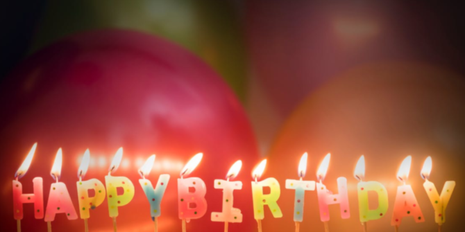 Födelsedagsljus där det står Happy Birthday som är tända