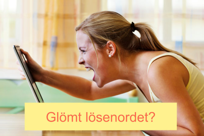 kvinna skriker till datorn i frustration