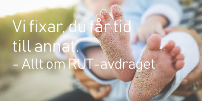 bild på barnfötter
